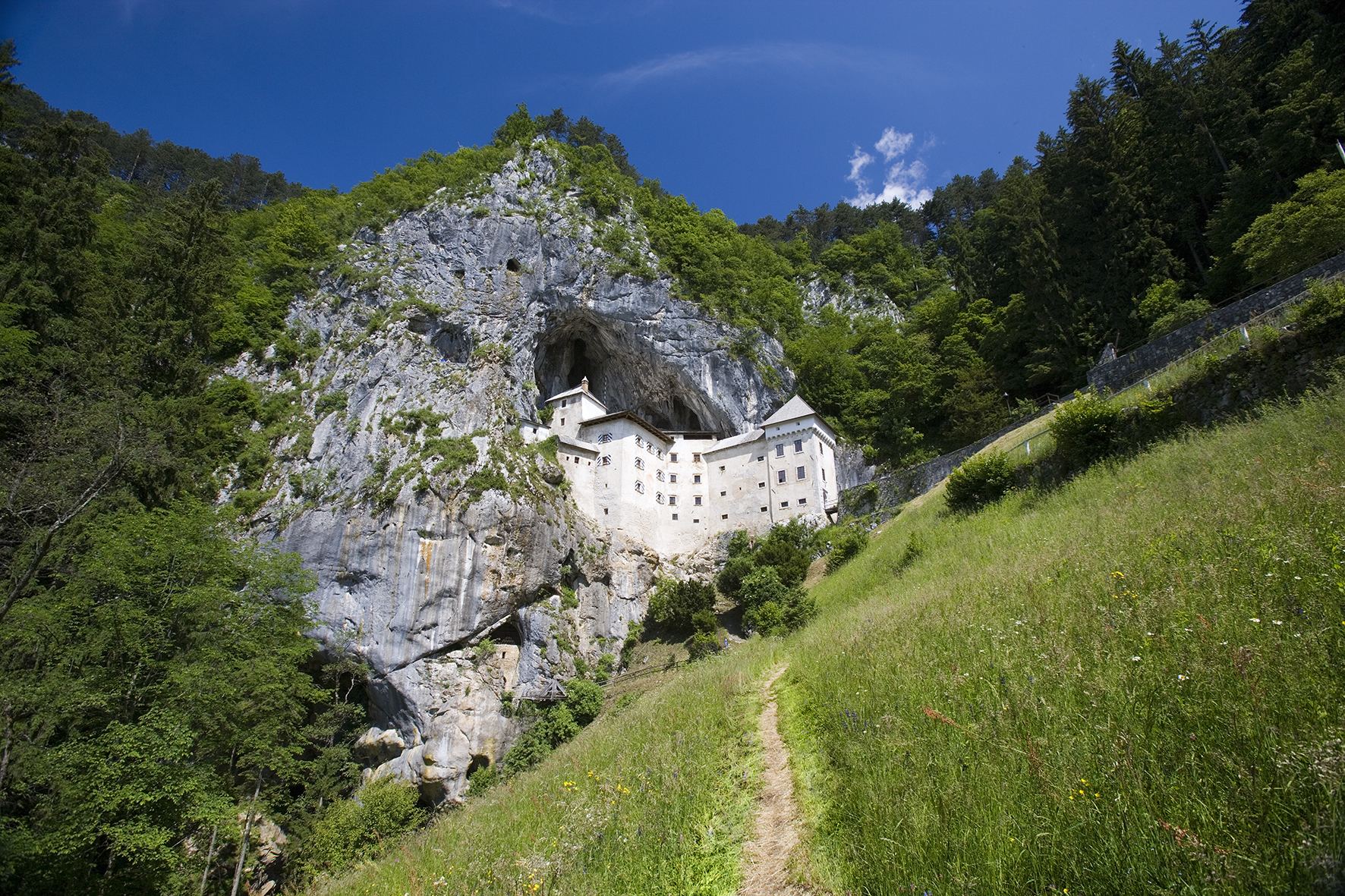 Predjamský hrad, Slovinsko. Foto: Postojnska jama